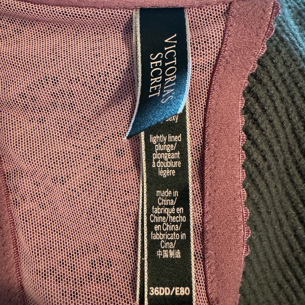 Victoria’s Secret lightly lined plunge bra - Picture 3 of 3
